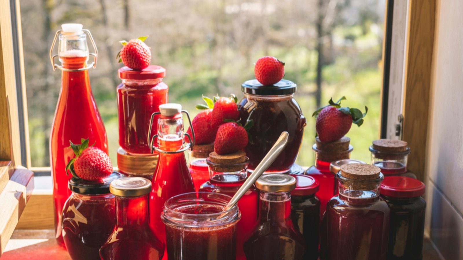 Erdbeeren haltbar machen und verwerten - zum Beispiel als Sirup und MarmeladeFoto: YesPhotographers/Shutterstock Erdbeeren haltbar machen und verwerten - zum Beispiel als Sirup und MarmeladeFoto: YesPhotographers/Shutterstock