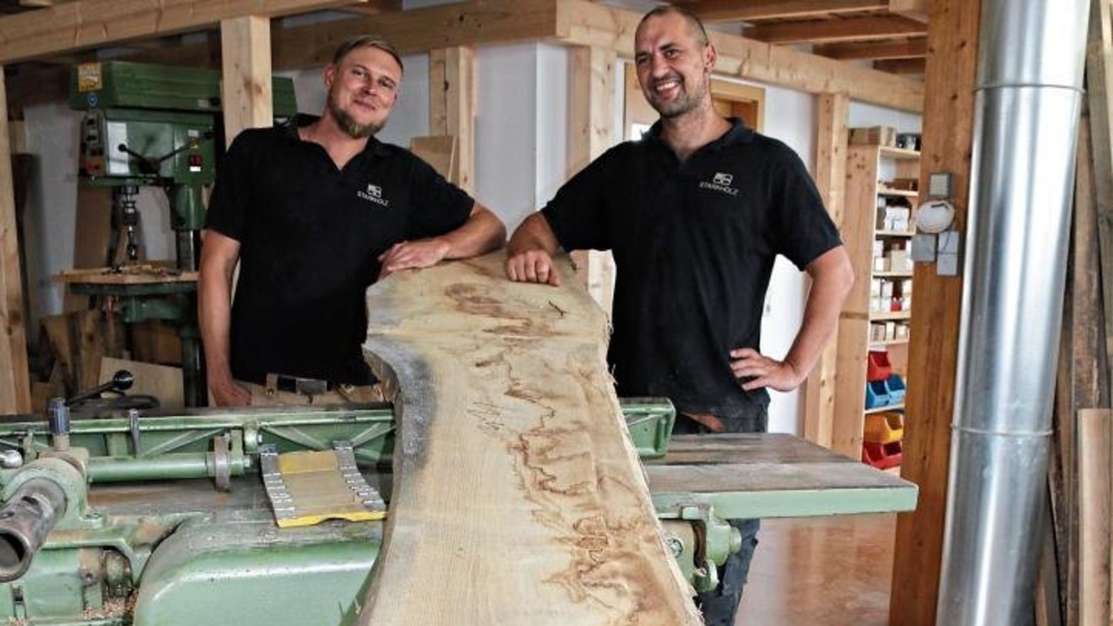 Thomas Renner (links) und Timo Ziegler – hier in ihrer Werkstatt in Eberdingen – haben sich auf den Bau von Spielplätzen spezialisiert. Foto: Bögel Thomas Renner (links) und Timo Ziegler – hier in ihrer Werkstatt in Eberdingen – haben sich auf den Bau von Spielplätzen spezialisiert. Foto: Bögel
