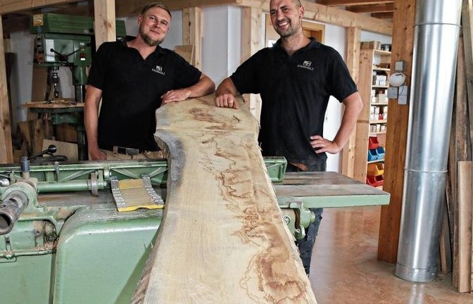 Thomas Renner (links) und Timo Ziegler – hier in ihrer Werkstatt in Eberdingen – haben sich auf den Bau von Spielplätzen spezialisiert. Foto: Bögel
