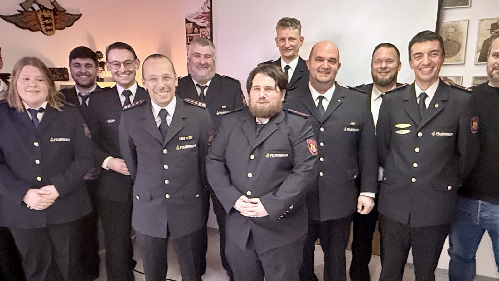 Rückblick auf 2025 bei der Auricher Wehr mit Abteilungskommandant Nikola Sakarli (Zweiter von rechts.), Ortsvorsteher Michael Bauz (rechts) und Feuerwehrkommandant Thomas Korz (Fünfter von links) Foto: p Rückblick auf 2025 bei der Auricher Wehr mit Abteilungskommandant Nikola Sakarli (Zweiter von rechts.), Ortsvorsteher Michael Bauz (rechts) und Feuerwehrkommandant Thomas Korz (Fünfter von links) Foto: p