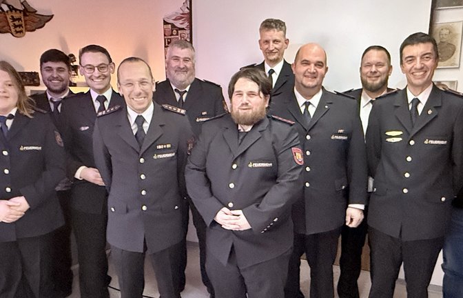 Rückblick auf 2025 bei der Auricher Wehr mit Abteilungskommandant Nikola Sakarli (Zweiter von rechts.), Ortsvorsteher Michael Bauz (rechts) und Feuerwehrkommandant Thomas Korz (Fünfter von links) <span class='image-autor'>Foto: p</span>