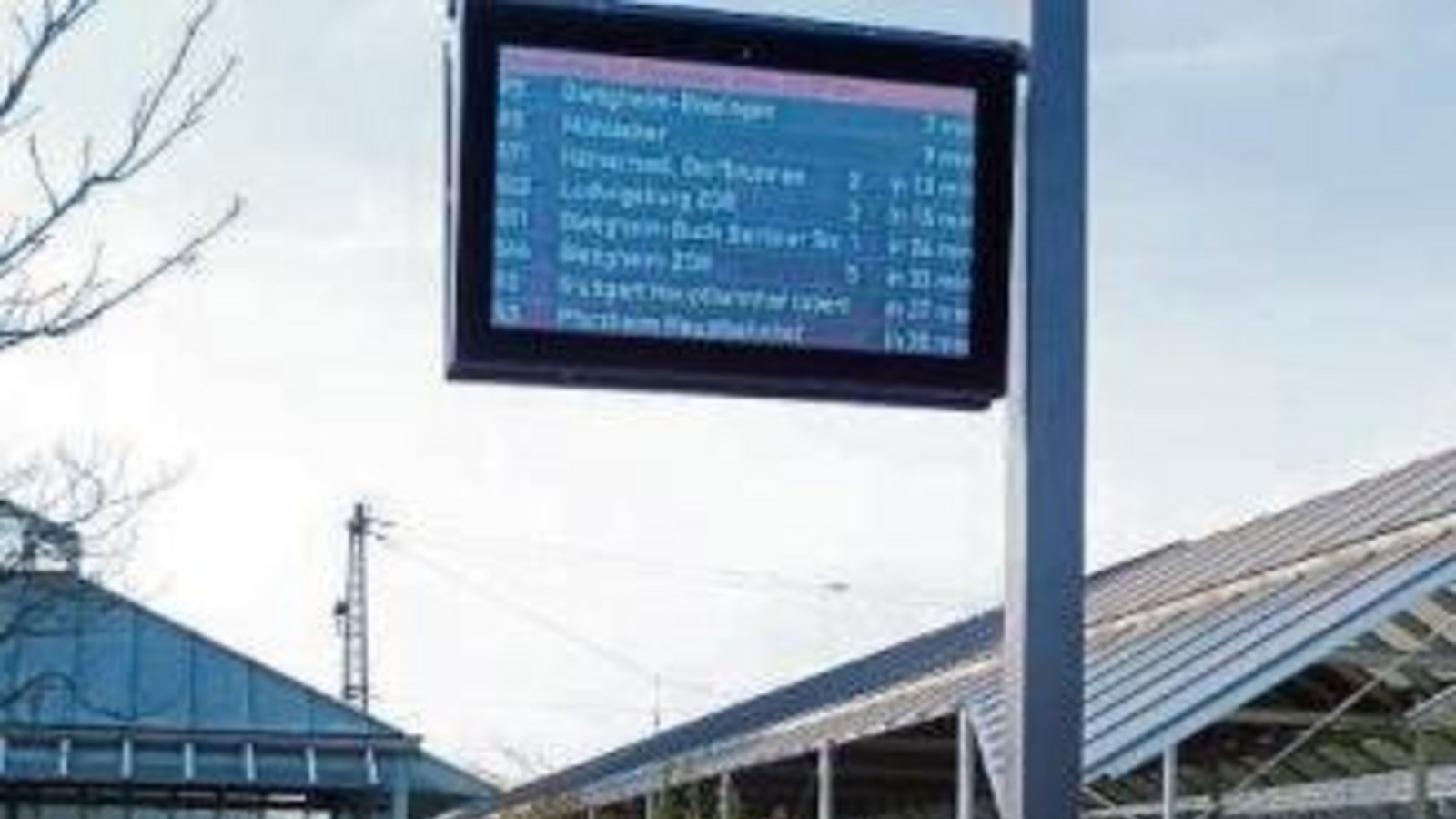 Fahrgäste erhalten aktuelle Infos. Foto: p Fahrgäste erhalten aktuelle Infos. Foto: p