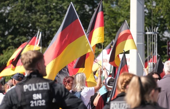Teilnehmer einer Demonstration des "Projekt M1llion“ versammeln sich auf dem Albertplatz.<span class='image-autor'>Sebastian Willnow/dpa</span>