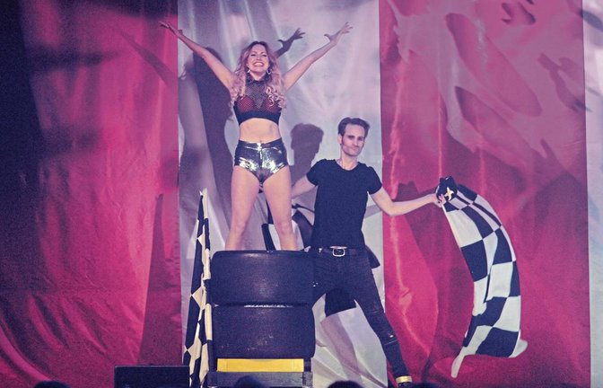 Der Weltmeister der Großillusionen, Julius Frack, verblüffte mit seiner Assistentin die Zuschauer.  Fotos: Stahlfeld