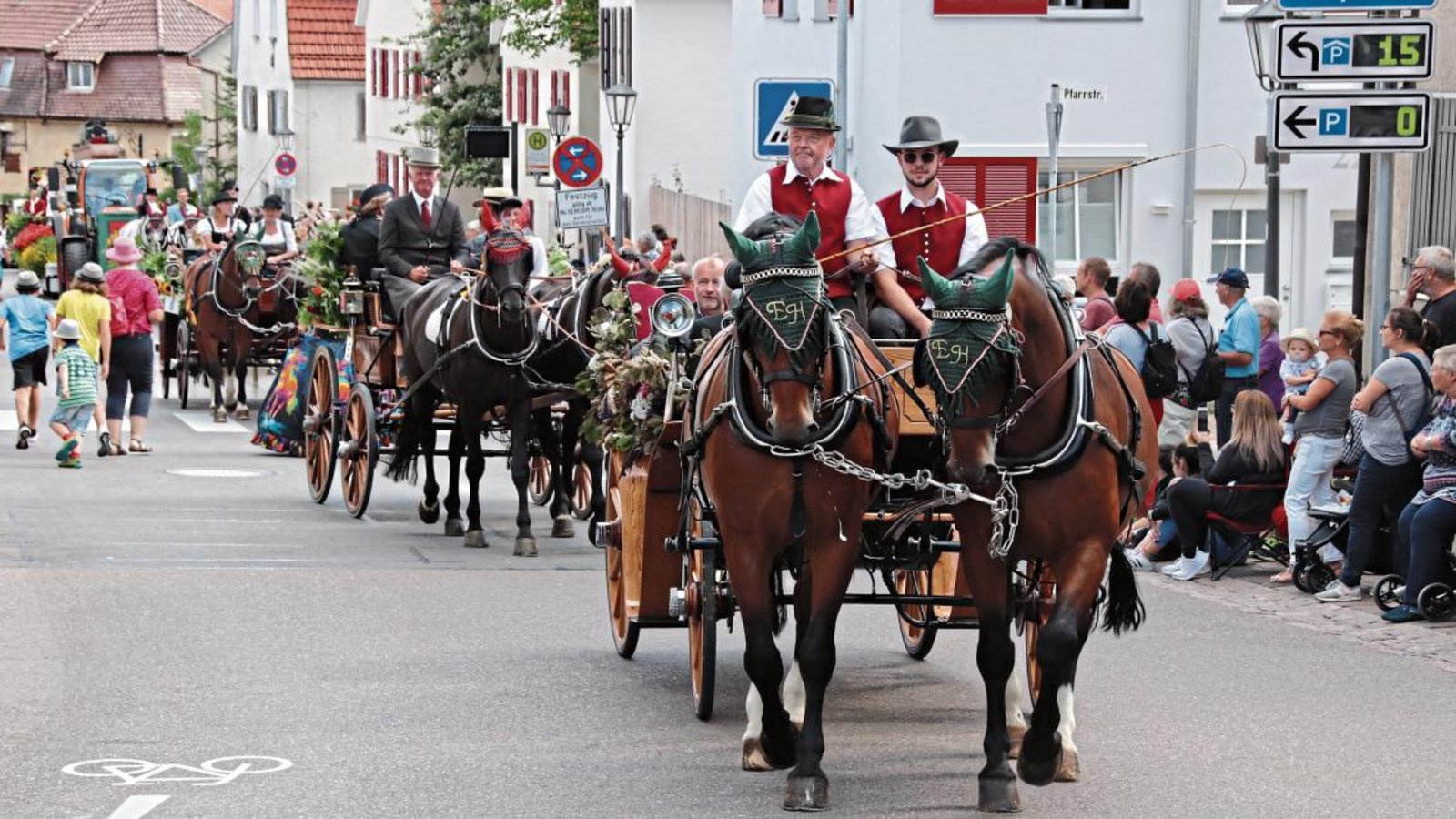 Die Parade der Kutschen mit den Ehrengästen. Fotos: Arning Die Parade der Kutschen mit den Ehrengästen. Fotos: Arning