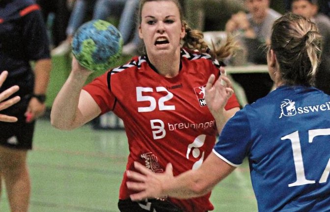 Alina Zimmer hat im Hinspiel gegen Ossweil drei Tore zum knappen Ergebnis von 24:27 beigetragen. Dieses Mal ist fraglich, ob sie es rechtzeitig zum Spiel schafft. Foto: Nachreiner