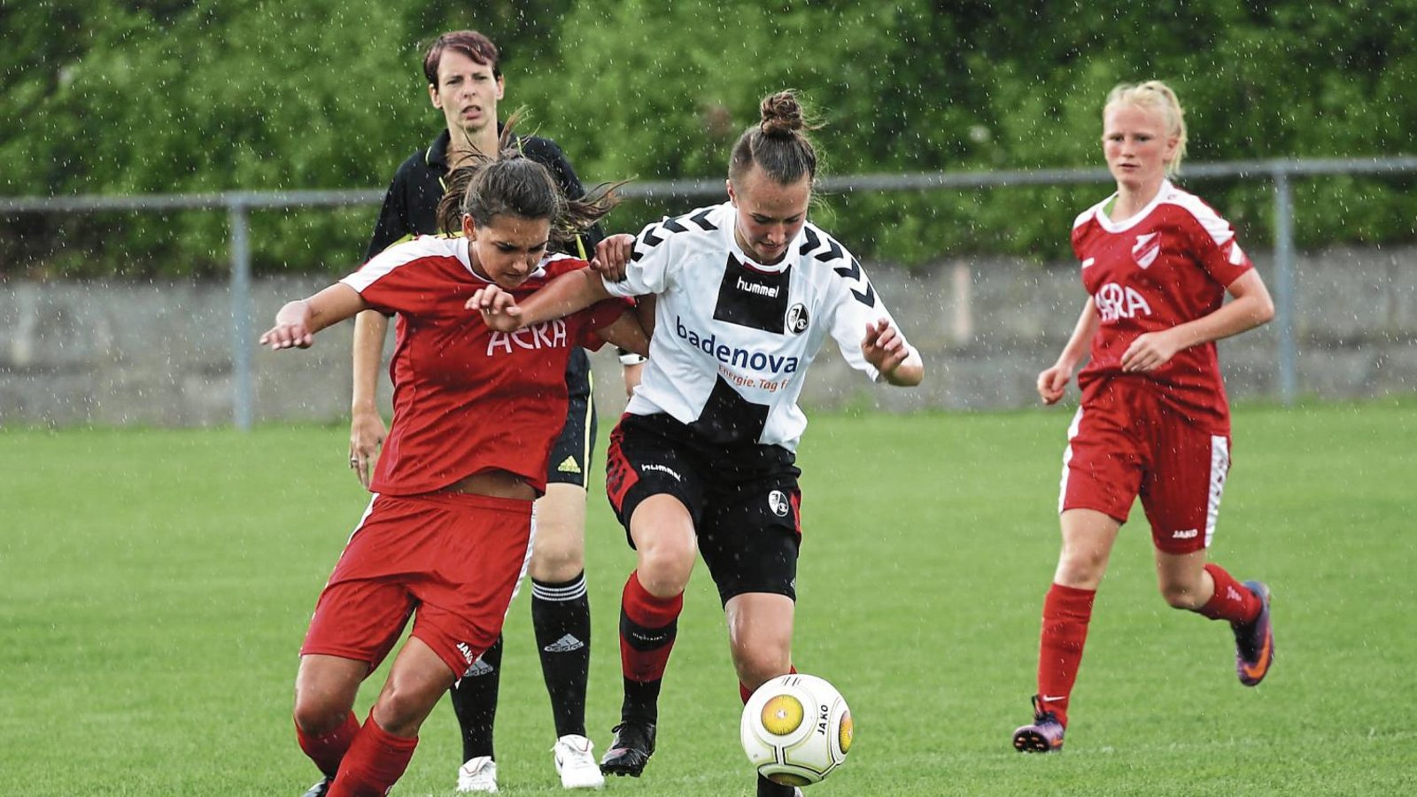 Die Horrheimer B-Juniorinnen mit Romy Bahmer (links) und Alani Tiefenbach nehmen die Bundesligamannschaft des SC Freiburg in die Zange (Bild) und gewinnen gegen Heidenheim.   Fotos: Küppers
