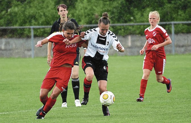 Die Horrheimer B-Juniorinnen mit Romy Bahmer (links) und Alani Tiefenbach nehmen die Bundesligamannschaft des SC Freiburg in die Zange (Bild) und gewinnen gegen Heidenheim.   Fotos: Küppers