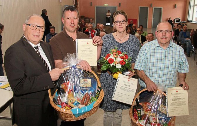 Blutspenderehrung bei der Einwohnerversammlung (von links): Bürgermeister Werner Somlai übergibt Urkunden und Geschenke an Jochen Hölle, Rebekka Herrmann und Helmut Gräßle.  Fotos: Banholzer
