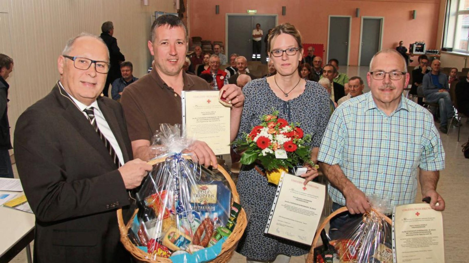 Blutspenderehrung bei der Einwohnerversammlung (von links): Bürgermeister Werner Somlai übergibt Urkunden und Geschenke an Jochen Hölle, Rebekka Herrmann und Helmut Gräßle.  Fotos: Banholzer