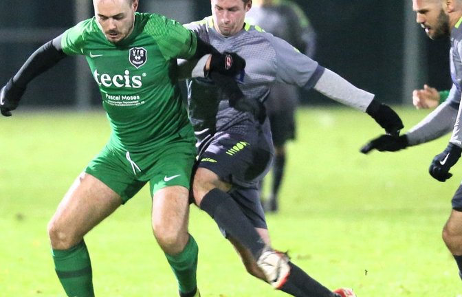 Dominik Wolter (von links) will den Ball für Sersheim gegen Adrian Kurz und Casim Susuri behaupten. <span class='image-autor'>Foto: Küppers</span>