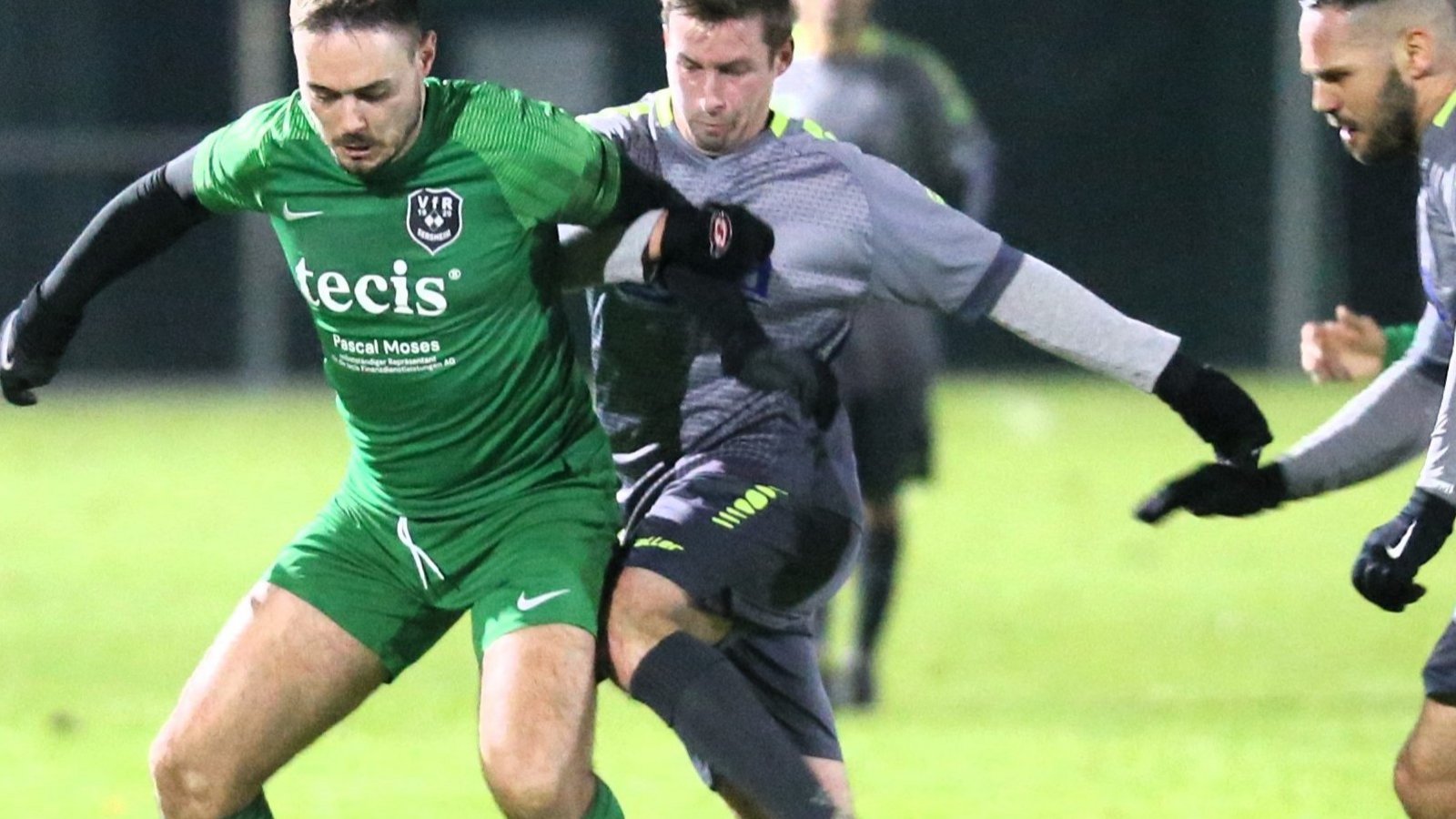 Dominik Wolter (von links) will den Ball für Sersheim gegen Adrian Kurz und Casim Susuri behaupten. Foto: Küppers Dominik Wolter (von links) will den Ball für Sersheim gegen Adrian Kurz und Casim Susuri behaupten. Foto: Küppers