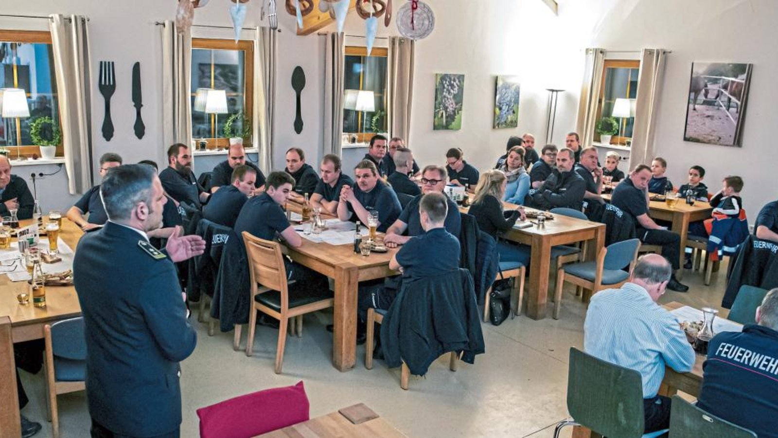 Kommandant Philipp Rousta spricht vor den versammelten Kirbachtal-Feuerwehrleuten.  Foto: Kalb