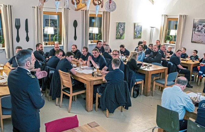 Kommandant Philipp Rousta spricht vor den versammelten Kirbachtal-Feuerwehrleuten.  Foto: Kalb