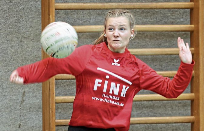 Lisa Burger nimmt genau Maß, ehe sie den Ball ins Feld zurückschlägt. Die Vaihinger U 18 hat sich in heimischer Halle gut präsentiert. Foto: Küppers