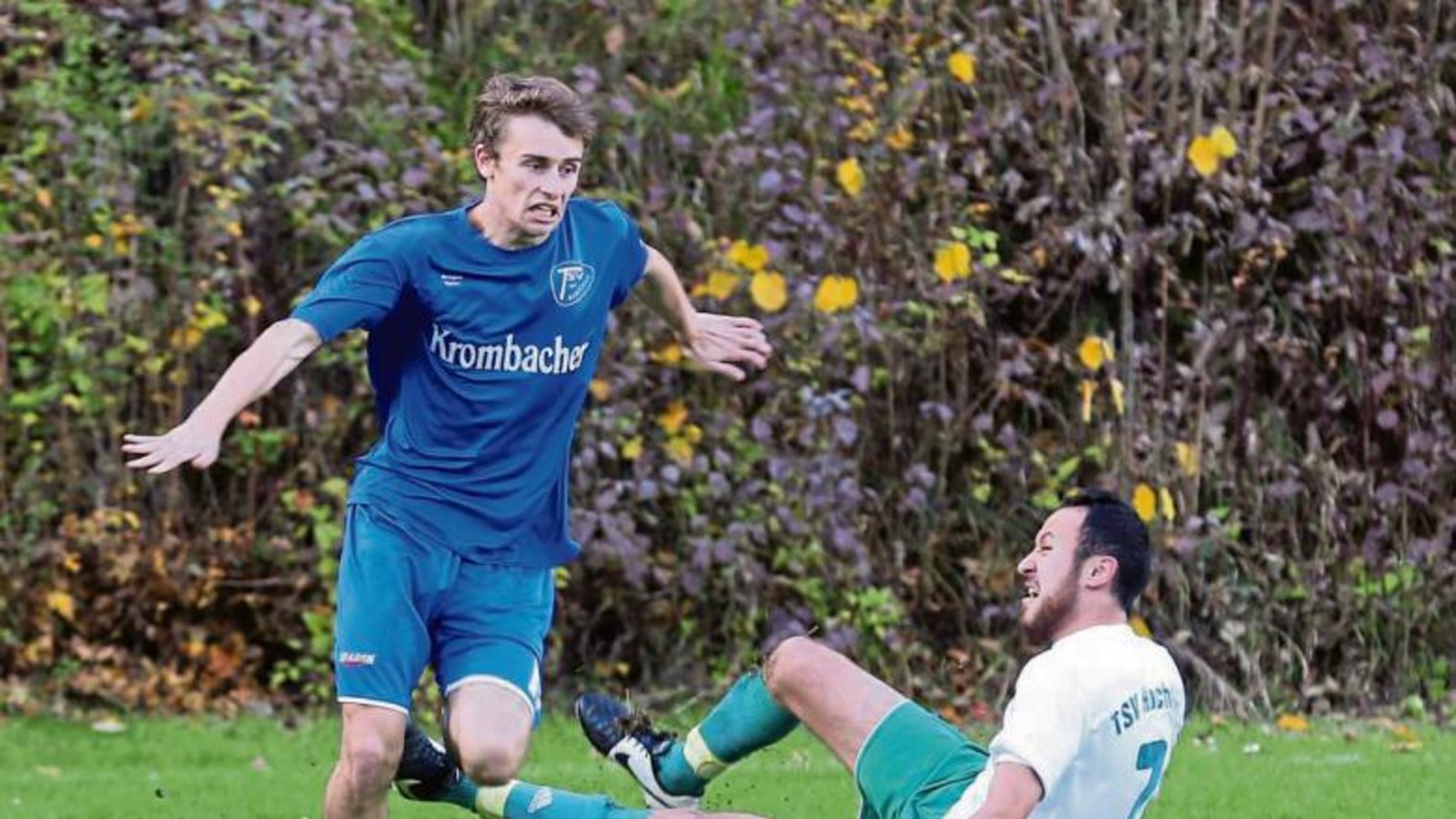 Andre Beck (links) hat sich mit dem TSV Aurich im Spiel gegen den TSV Hochdorf erstmals einen Sieg gegen einen direkten Konkurrenten um den Aufstieg erkämpft. Foto: Küppers Andre Beck (links) hat sich mit dem TSV Aurich im Spiel gegen den TSV Hochdorf erstmals einen Sieg gegen einen direkten Konkurrenten um den Aufstieg erkämpft. Foto: Küppers