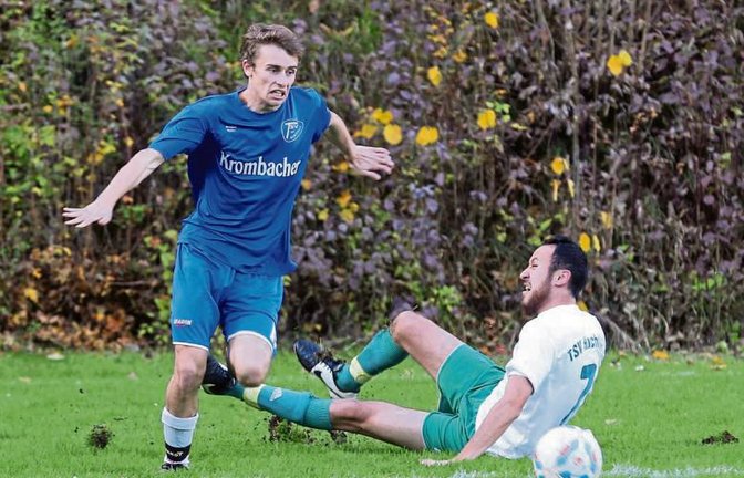 Andre Beck (links) hat sich mit dem TSV Aurich im Spiel gegen den TSV Hochdorf erstmals einen Sieg gegen einen direkten Konkurrenten um den Aufstieg erkämpft. Foto: Küppers