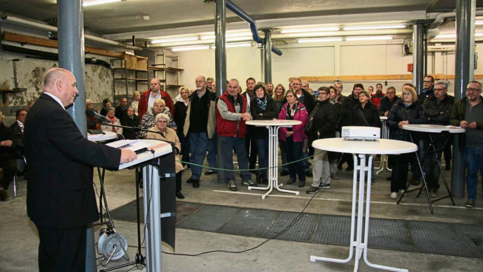 Bürgermeister Jürgen Scholz kann „überwältigt“ rund 150 Zuhörer im alten Feuerwehrgerätehaus begrüßen.  Fotos: Rücker
