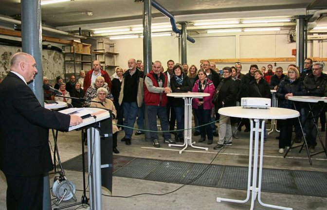 Bürgermeister Jürgen Scholz kann „überwältigt“ rund 150 Zuhörer im alten Feuerwehrgerätehaus begrüßen.  Fotos: Rücker