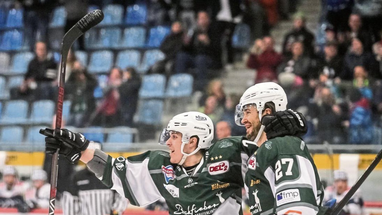 Benjamin Zientek und Justin Kelly (rechts) bejubeln den Treffer des Kanadiers bei seinem Comeback nach langer Verletzungspause. Foto: Simecek Benjamin Zientek und Justin Kelly (rechts) bejubeln den Treffer des Kanadiers bei seinem Comeback nach langer Verletzungspause. Foto: Simecek
