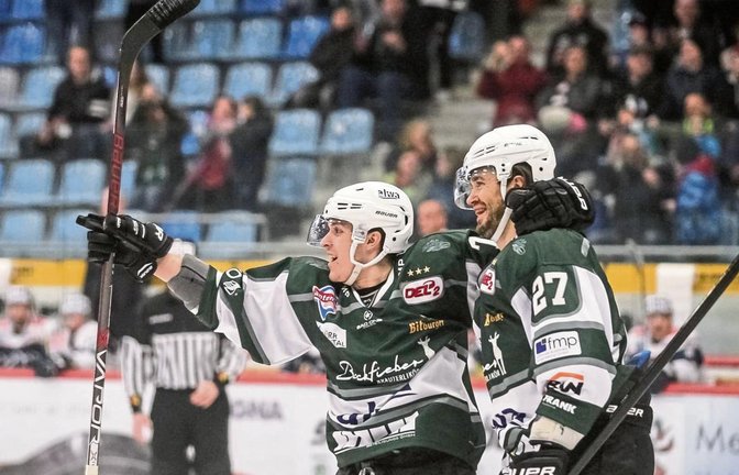 Benjamin Zientek und Justin Kelly (rechts) bejubeln den Treffer des Kanadiers bei seinem Comeback nach langer Verletzungspause.  Foto: Simecek