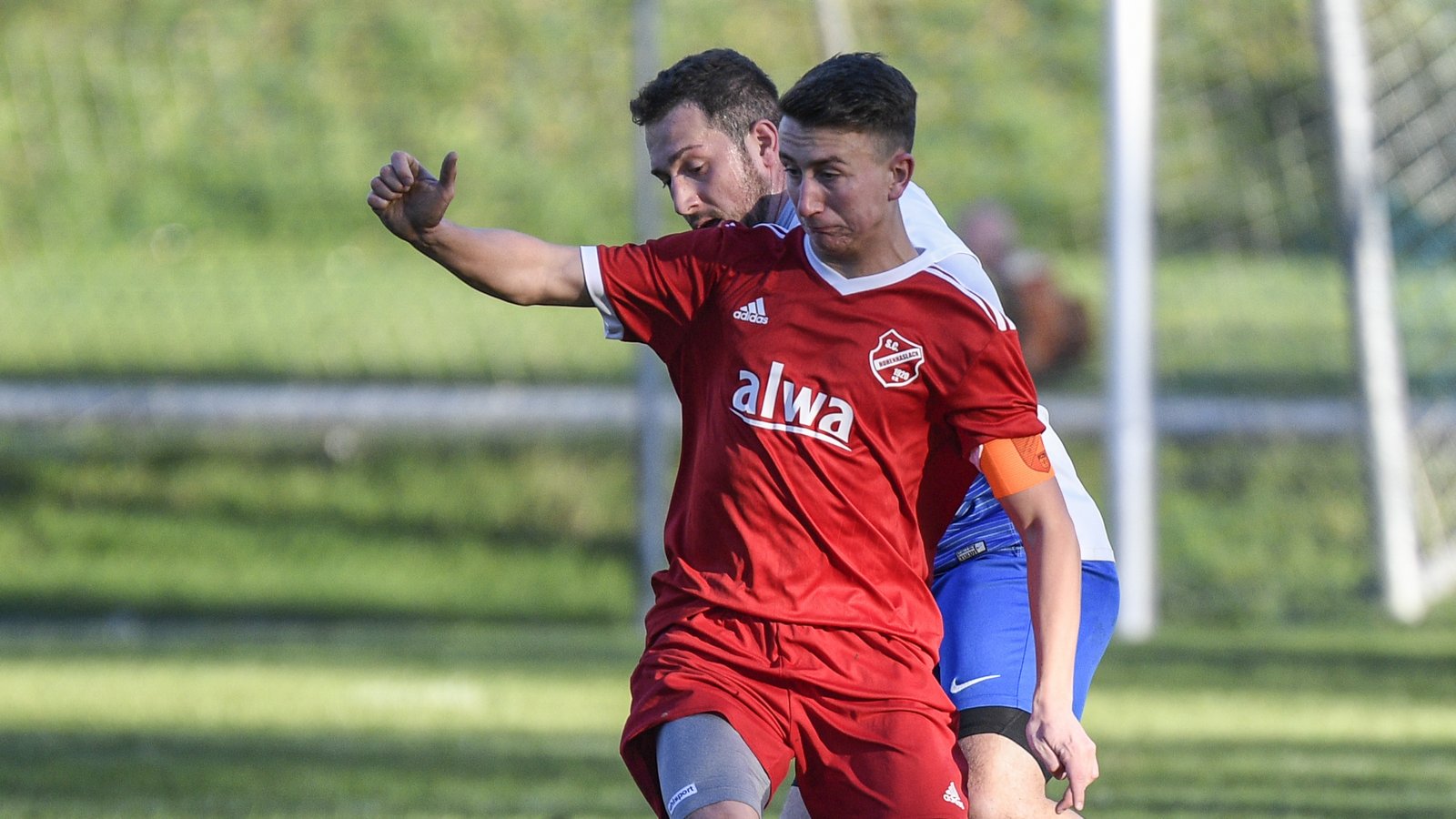 Kirbachtal-Derby: Einen schweren Stand hatte der Hohenhaslacher Kapitän Jonas Neuffer (vorne) gegen den starken TSV Häfnerhaslach mit Riccardo Solombrino (hinten). Foto: Leitner Kirbachtal-Derby: Einen schweren Stand hatte der Hohenhaslacher Kapitän Jonas Neuffer (vorne) gegen den starken TSV Häfnerhaslach mit Riccardo Solombrino (hinten). Foto: Leitner