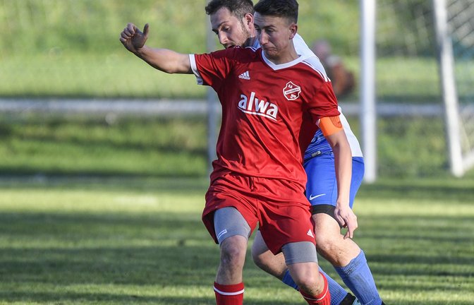 Kirbachtal-Derby: Einen schweren Stand hatte der Hohenhaslacher Kapitän Jonas Neuffer (vorne) gegen den starken TSV Häfnerhaslach mit Riccardo Solombrino (hinten). <span class='image-autor'>Foto: Leitner</span>