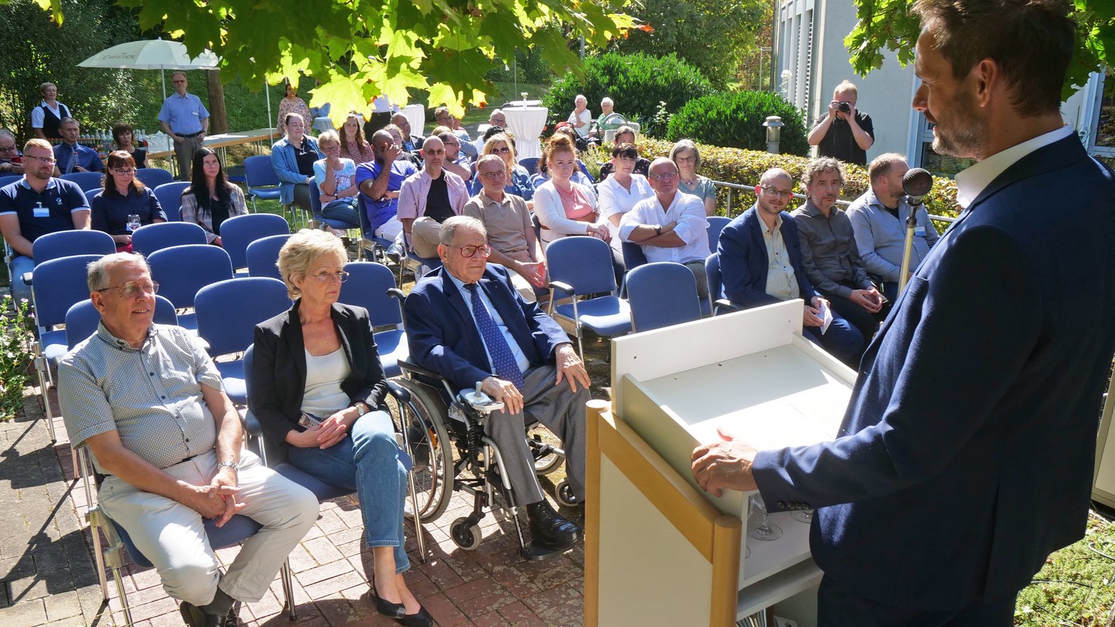 Zum 25-jährigen Jubiläum der Geriatrie Mühlacker gratuliert Landrat Bastian Rosenau. Foto: Friedrich