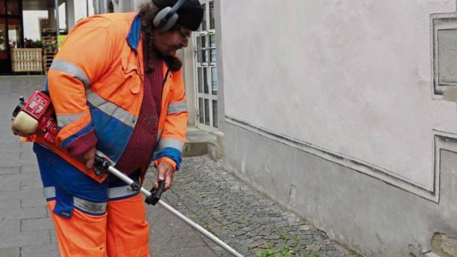 Bauhofmitarbeiter putzen Vaihingen für den Maientag heraus.  Foto: Rücker