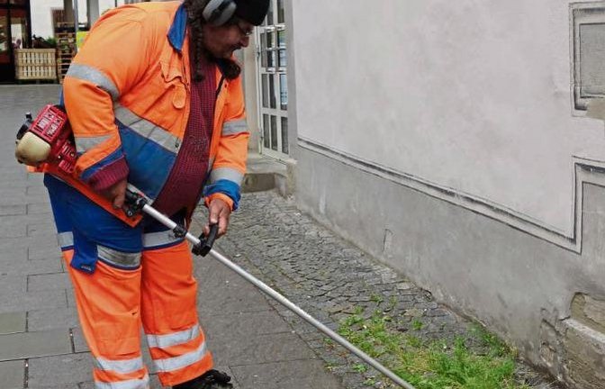 Bauhofmitarbeiter putzen Vaihingen für den Maientag heraus.  Foto: Rücker