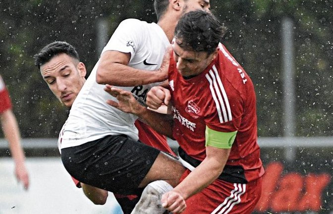 Die beiden Großglattbacher Yussuf Jannan (links) und Philipp Rank nehmen Enzweihingens Tomas Karabas in die Zange.  Foto: Leitner