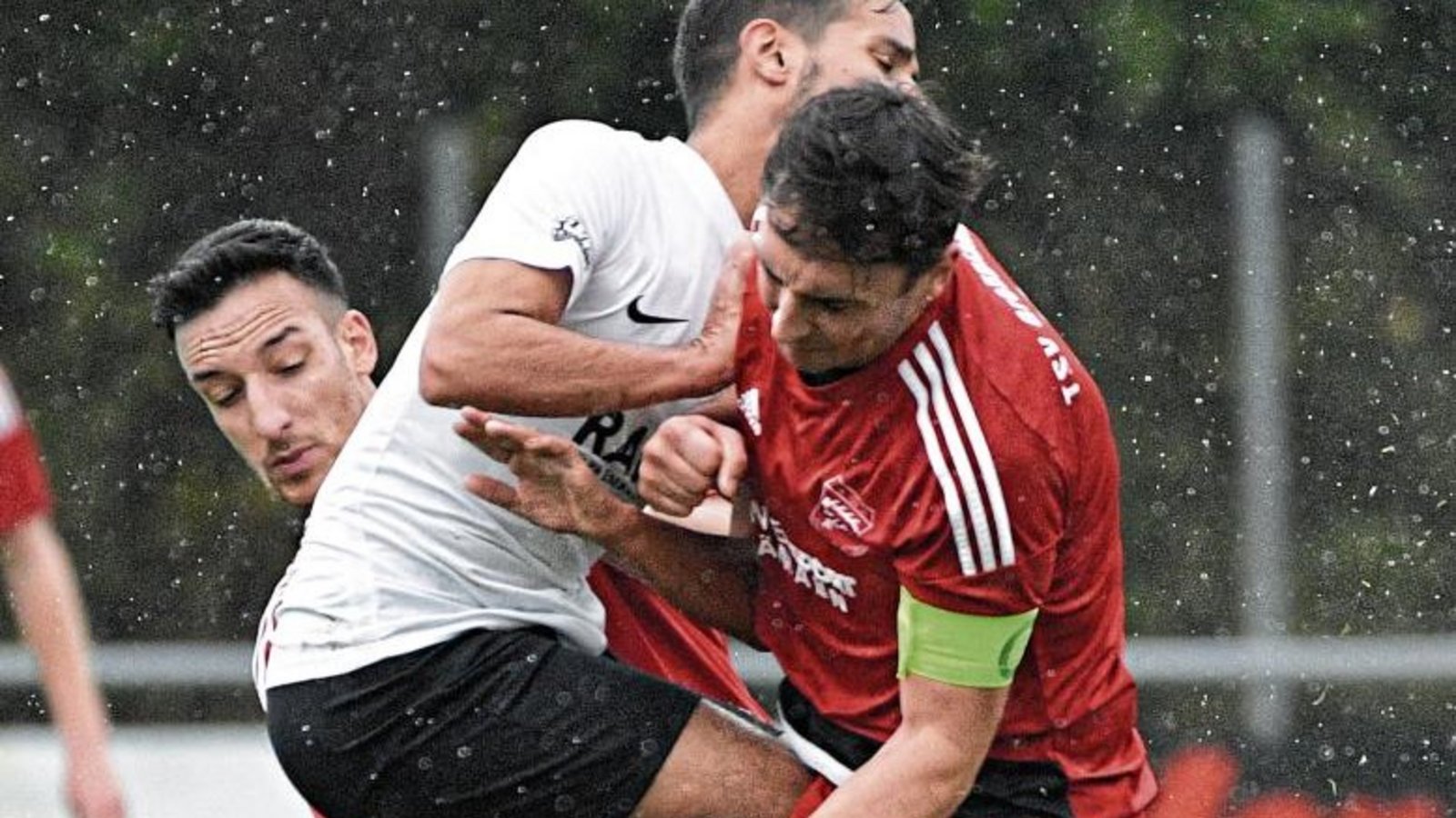 Die beiden Großglattbacher Yussuf Jannan (links) und Philipp Rank nehmen Enzweihingens Tomas Karabas in die Zange. Foto: Leitner Die beiden Großglattbacher Yussuf Jannan (links) und Philipp Rank nehmen Enzweihingens Tomas Karabas in die Zange. Foto: Leitner