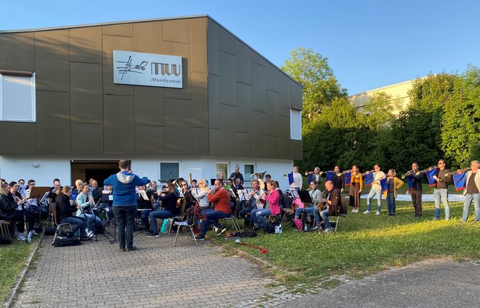 Generalprobe für das Platzkonzert des Großen Blasorchesters vor dem MVV-Pavillon: Der Musikverein Vaihingen bestreitet das große Platzkonzert zum Maientag auf dem Vaihinger Marktplatz am Sonntag (5. Juni) um 18 Uhr. Mehr zum Maientag in unserer heutigen Ausgabe auf zwei Seiten. <span class='image-autor'>Foto: p</span>