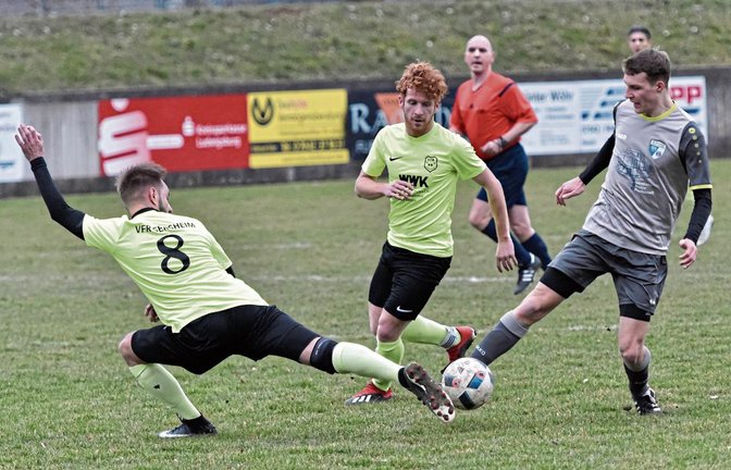 Tim Zipperles Einsteigen vor dem Treffer zum 2:0 für die SGM Roßwag/Mühlhausen, der hier die Sersheimer Marc Staudenmaier und Fabian Antoni (von links) ausspielt, brachte VfR-Trainer Francesco Antonaci in Rage. Foto: Leitner