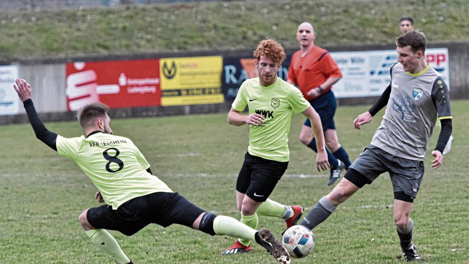Tim Zipperles Einsteigen vor dem Treffer zum 2:0 für die SGM Roßwag/Mühlhausen, der hier die Sersheimer Marc Staudenmaier und Fabian Antoni (von links) ausspielt, brachte VfR-Trainer Francesco Antonaci in Rage. Foto: Leitner Tim Zipperles Einsteigen vor dem Treffer zum 2:0 für die SGM Roßwag/Mühlhausen, der hier die Sersheimer Marc Staudenmaier und Fabian Antoni (von links) ausspielt, brachte VfR-Trainer Francesco Antonaci in Rage. Foto: Leitner
