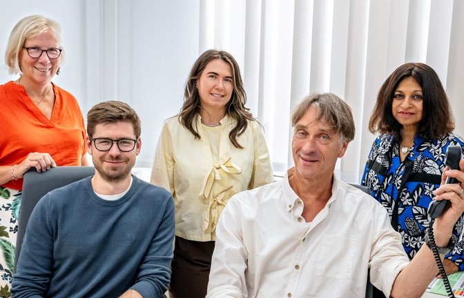 Am Telefon (von links): Dr. Ulrike Rangwich-Fellendorf (Gesundheitsdezernat), Philipp Meißner, Oberarzt der Klinik für Urologie am Klinikum Ludwigsburg, Mandy Bronner (Gesundheitsdezernat), PD Dr. med. Andreas Jurczok, Direktor der Klinik für Urologie am Klinikum Ludwigsburg, und Dr. Uschi Traub (Gesundheitsdezernat).  <span class='image-autor'>Foto: LL</span>