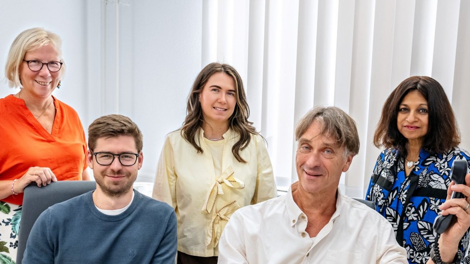 Am Telefon (von links): Dr. Ulrike Rangwich-Fellendorf (Gesundheitsdezernat), Philipp Meißner, Oberarzt der Klinik für Urologie am Klinikum Ludwigsburg, Mandy Bronner (Gesundheitsdezernat), PD Dr. med. Andreas Jurczok, Direktor der Klinik für Urologie am Klinikum Ludwigsburg, und Dr. Uschi Traub (Gesundheitsdezernat). Foto: LL Am Telefon (von links): Dr. Ulrike Rangwich-Fellendorf (Gesundheitsdezernat), Philipp Meißner, Oberarzt der Klinik für Urologie am Klinikum Ludwigsburg, Mandy Bronner (Gesundheitsdezernat), PD Dr. med. Andreas Jurczok, Direktor der Klinik für Urologie am Klinikum Ludwigsburg, und Dr. Uschi Traub (Gesundheitsdezernat). Foto: LL