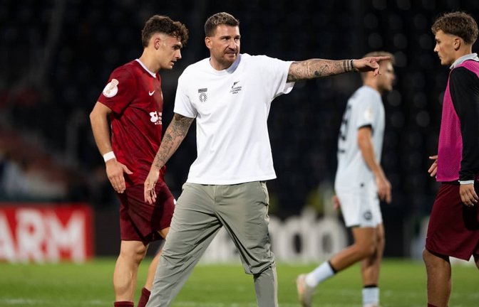 Trainer Pascal Reinhardt, hier vor der Verlängerung des DFB-Pokal-Erstrundenspiels gegen Arminia Bielefeld, will auch gegen den FC Augsburg mit der SG Sonnenhof bestehen.<span class='image-autor'>IMAGO/Eibner</span>