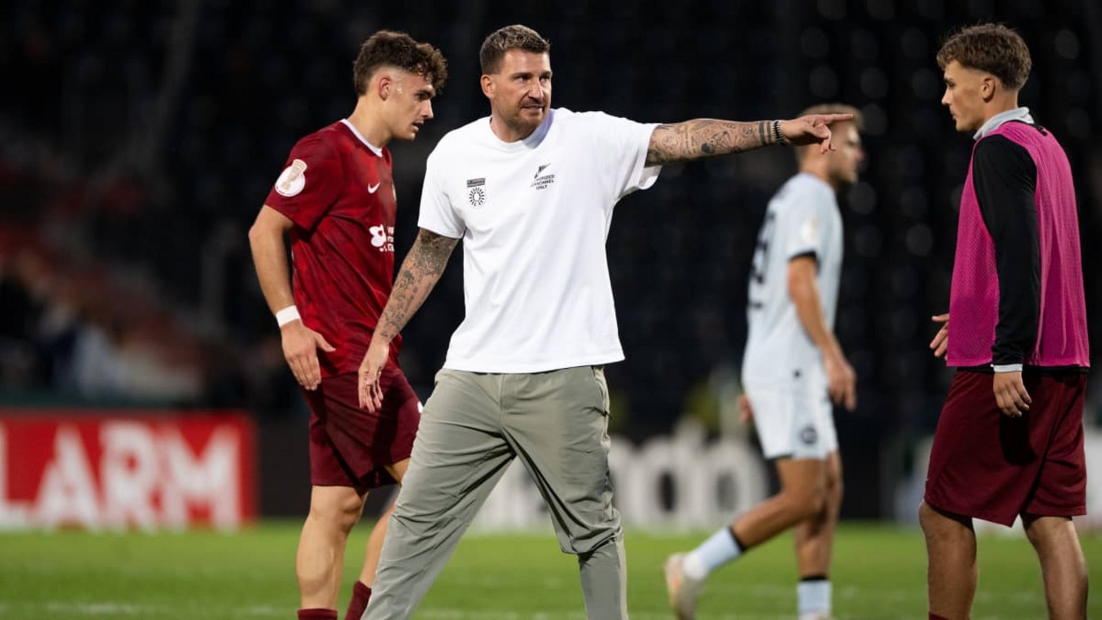 Trainer Pascal Reinhardt, hier vor der Verlängerung des DFB-Pokal-Erstrundenspiels gegen Arminia Bielefeld, will auch gegen den FC Augsburg mit der SG Sonnenhof bestehen.IMAGO/Eibner Trainer Pascal Reinhardt, hier vor der Verlängerung des DFB-Pokal-Erstrundenspiels gegen Arminia Bielefeld, will auch gegen den FC Augsburg mit der SG Sonnenhof bestehen.IMAGO/Eibner