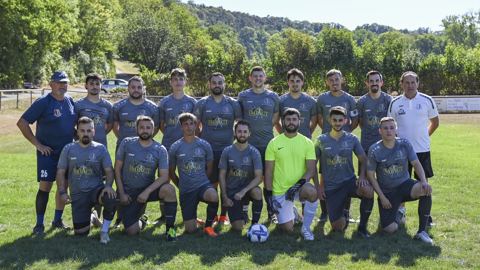 B-6-Meister TSV Enzweihingen: (stehend von links) Hannes Heim (Betreuer), Ensar Ince, Alperen Ince, Justin Stroh, Raphael Spanidis, Felix Frommer, Waldemar Grinko, Marc Schwab, Manu Adam und Trainer Xhavit Halilaj sowie (kniend von links) Sirin Hüdaver, Florian Schmoll, Steffen Schwab, Semjon Röhlk, David Hanzouli und Marcel Rähmer. Foto: Leitner B-6-Meister TSV Enzweihingen: (stehend von links) Hannes Heim (Betreuer), Ensar Ince, Alperen Ince, Justin Stroh, Raphael Spanidis, Felix Frommer, Waldemar Grinko, Marc Schwab, Manu Adam und Trainer Xhavit Halilaj sowie (kniend von links) Sirin Hüdaver, Florian Schmoll, Steffen Schwab, Semjon Röhlk, David Hanzouli und Marcel Rähmer. Foto: Leitner