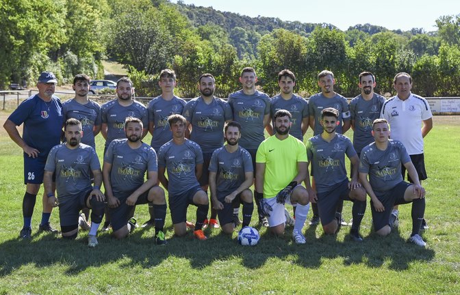 B-6-Meister TSV Enzweihingen: (stehend von links) Hannes Heim (Betreuer), Ensar Ince, Alperen Ince, Justin Stroh, Raphael Spanidis, Felix Frommer, Waldemar Grinko, Marc Schwab, Manu Adam und Trainer Xhavit Halilaj sowie (kniend von links) Sirin Hüdaver, Florian Schmoll, Steffen Schwab, Semjon Röhlk, David Hanzouli und Marcel Rähmer. <span class='image-autor'>Foto: Leitner</span>