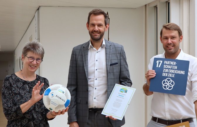 Landrat Bastian Rosenau (Mitte) freut sich gemeinsam mit Angela Gewiese und Dr. Jannis Hoek über die erneute Auszeichnung des Enzkreises als Fairtrade-Landkreis und damit über die Anerkennung des Engagements für mehr globale Gerechtigkeit. <span class='image-autor'>Foto: Enzkreis/Sonja Frommer</span>