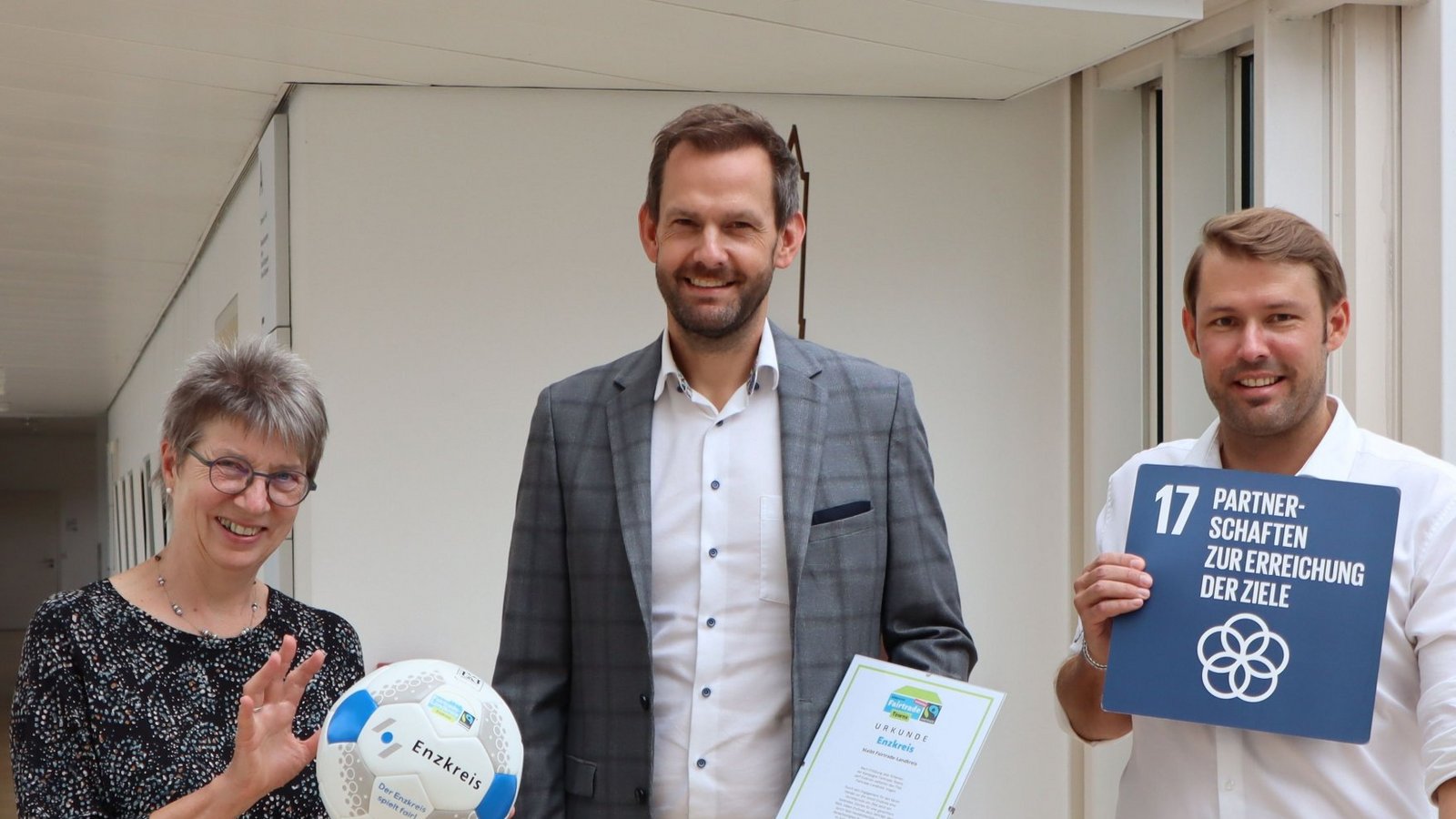 Landrat Bastian Rosenau (Mitte) freut sich gemeinsam mit Angela Gewiese und Dr. Jannis Hoek über die erneute Auszeichnung des Enzkreises als Fairtrade-Landkreis und damit über die Anerkennung des Engagements für mehr globale Gerechtigkeit. Foto: Enzkreis/Sonja Frommer
