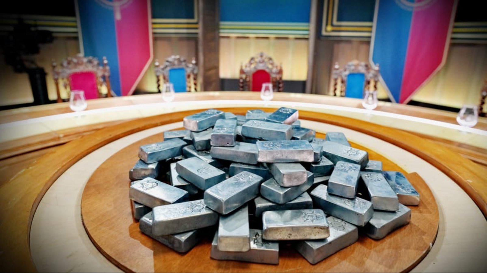 Der Silberschatz auf dem 'Runden Tisch' bei "Die Verräter ? Vertraue Niemandem!"RTL / Stefan Gregorowius Der Silberschatz auf dem 'Runden Tisch' bei "Die Verräter ? Vertraue Niemandem!"RTL / Stefan Gregorowius