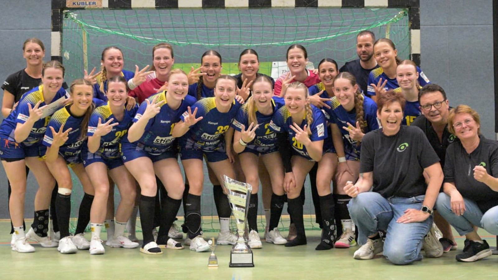 Die HSG-Mannschaft nach dem Turniersieg in Köngen. Hinten von links: Trainerin Mona Binder, Lara Kreideweiß, Franziska Lieb, Melina Lomuscio, Marlene Kriessler, Luisa Thellmann, Lea Allmendinger, Trainer Benjamin Schwarz, Jorina Schade. Vorne von links: Katharina Seiter, Leonie Strack, Laura Dobler, Marie Elsäßer, Svenja Biehl, Julia Rienhard, Helena Amor, Muriel Vohl, Paula Kraft.Tobias Bauer Die HSG-Mannschaft nach dem Turniersieg in Köngen. Hinten von links: Trainerin Mona Binder, Lara Kreideweiß, Franziska Lieb, Melina Lomuscio, Marlene Kriessler, Luisa Thellmann, Lea Allmendinger, Trainer Benjamin Schwarz, Jorina Schade. Vorne von links: Katharina Seiter, Leonie Strack, Laura Dobler, Marie Elsäßer, Svenja Biehl, Julia Rienhard, Helena Amor, Muriel Vohl, Paula Kraft.Tobias Bauer