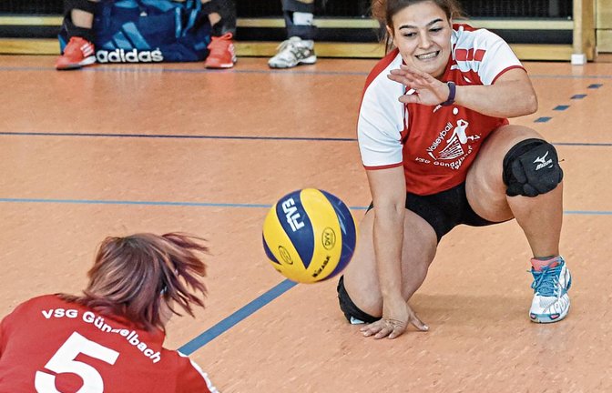 Die Gündelbacherinnen Mareike Neidhardt (links) und Aline Salewski versuchen vergeblich, einen Schmetterball abzuwehren. Foto: Leitner