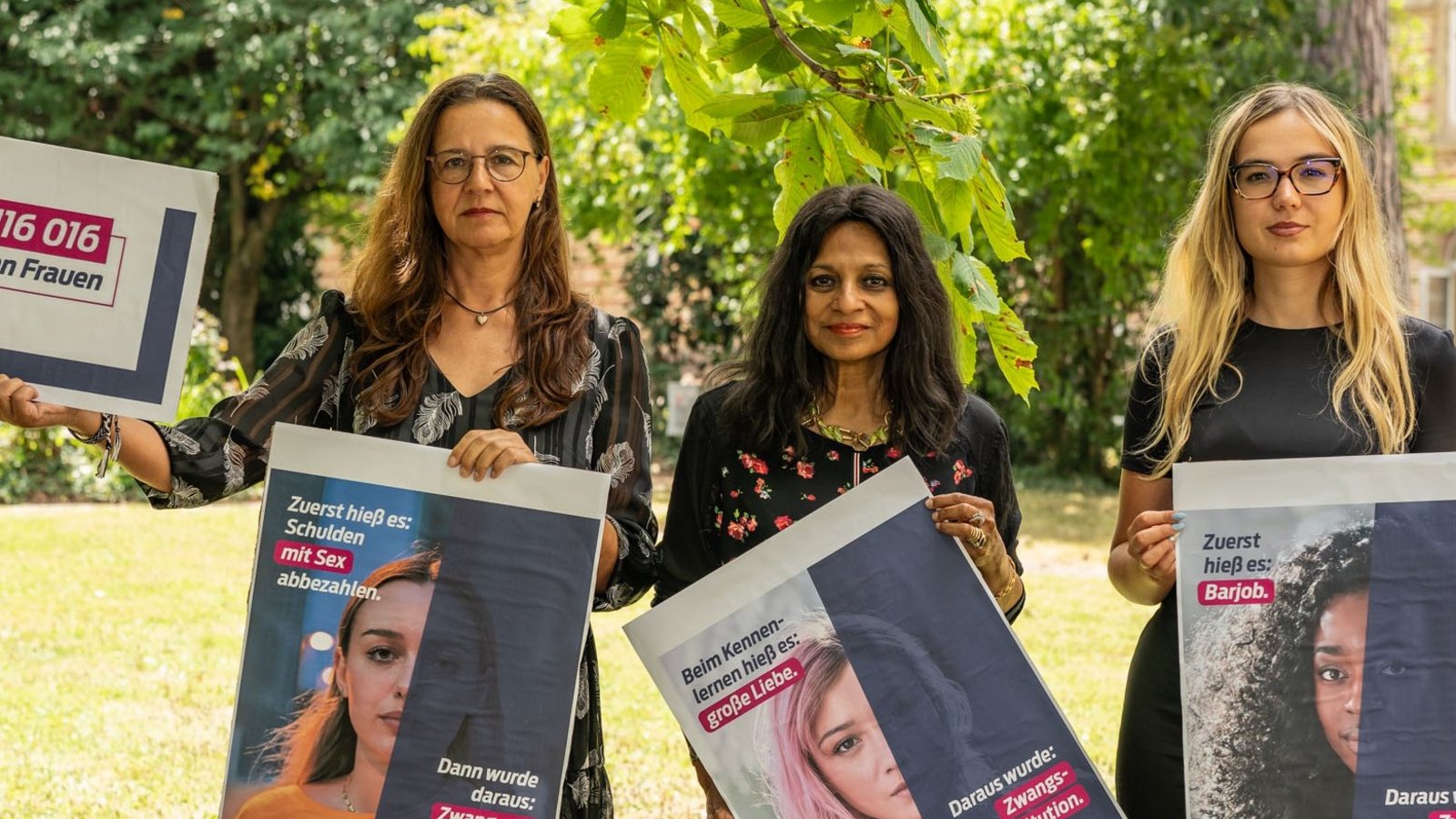 Machen auf Menschenhandel und Hilfe für Betroffene aufmerksam (von links): die Gleichstellungsbeauftragte des Kreises, Cynthia Schönau, Dr. Uschi Traub vom Fachbereich Gesundheitsförderung und Gesundheitsplanung und BWL-Gesundheitsmanagement-Studentin Pauline Höll. Foto: LL Machen auf Menschenhandel und Hilfe für Betroffene aufmerksam (von links): die Gleichstellungsbeauftragte des Kreises, Cynthia Schönau, Dr. Uschi Traub vom Fachbereich Gesundheitsförderung und Gesundheitsplanung und BWL-Gesundheitsmanagement-Studentin Pauline Höll. Foto: LL