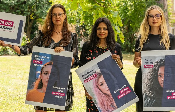 Machen auf Menschenhandel und Hilfe für Betroffene aufmerksam (von links): die Gleichstellungsbeauftragte des Kreises, Cynthia Schönau, Dr. Uschi Traub vom Fachbereich Gesundheitsförderung und Gesundheitsplanung und BWL-Gesundheitsmanagement-Studentin Pauline Höll. <span class='image-autor'>Foto: LL</span>