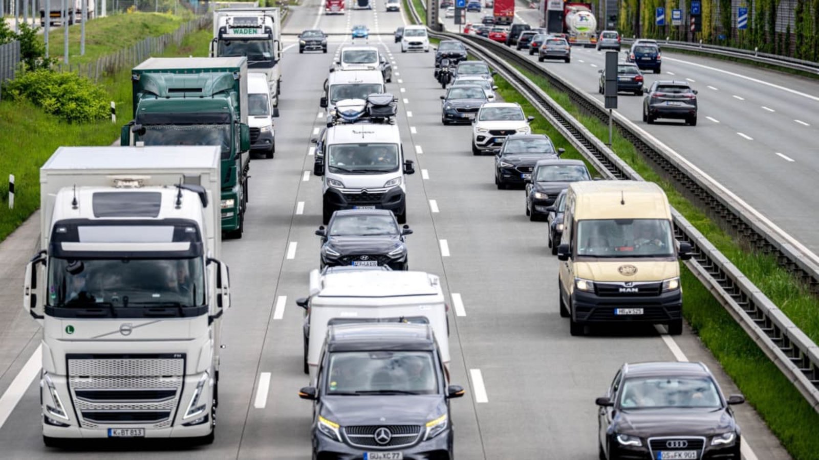 Volle Straßen: Viele Bundesländer haben das Lkw-Fahrverbot an Sonn- und Feiertagen gelockert.Sina Schuldt/dpa Volle Straßen: Viele Bundesländer haben das Lkw-Fahrverbot an Sonn- und Feiertagen gelockert.Sina Schuldt/dpa