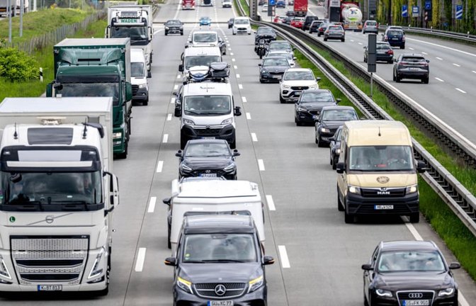Volle Straßen: Viele Bundesländer haben das Lkw-Fahrverbot an Sonn- und Feiertagen gelockert.<span class='image-autor'>Sina Schuldt/dpa</span>